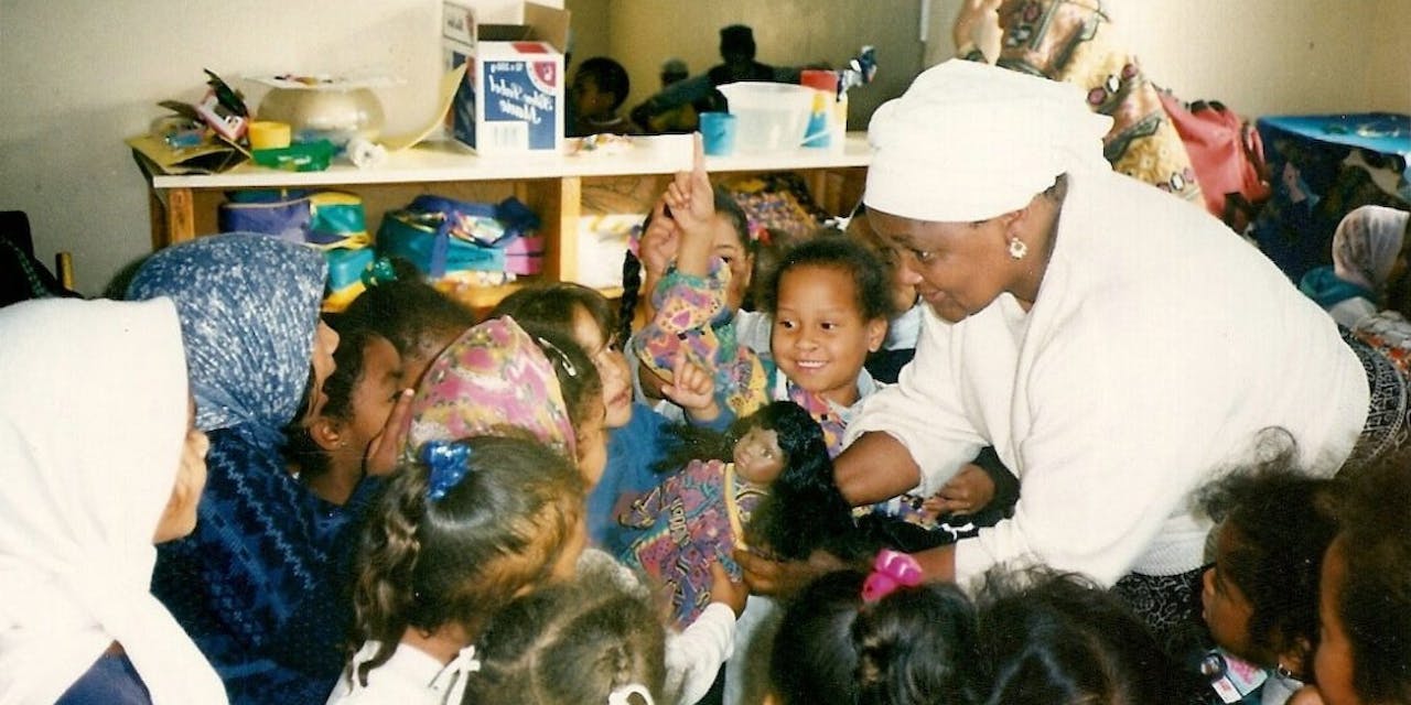 Een vrouw geeft kinderen les op een school in Zuid Afrika