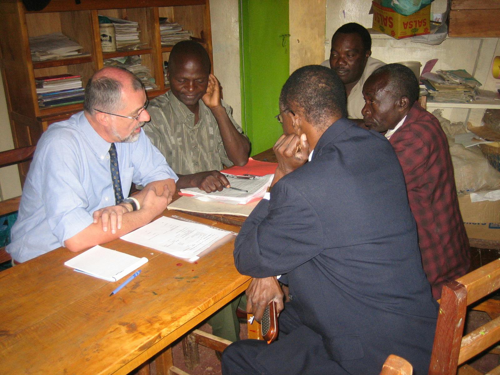 5 mensen controleren de financien.