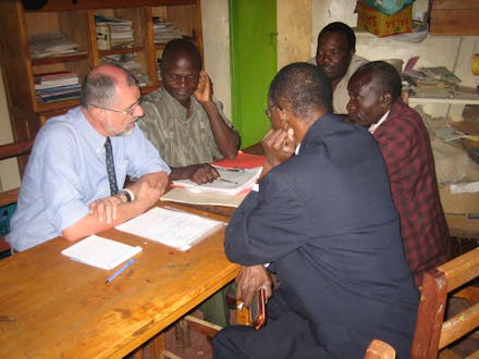 5 mensen controleren de financien.