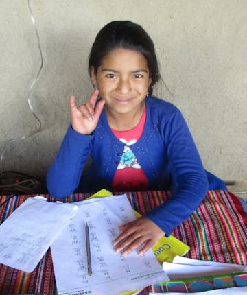 Een doof meisje op school in Peru.