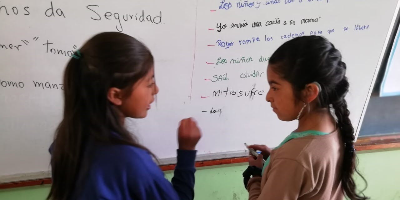 Twee dove kinderen op school in Peru.