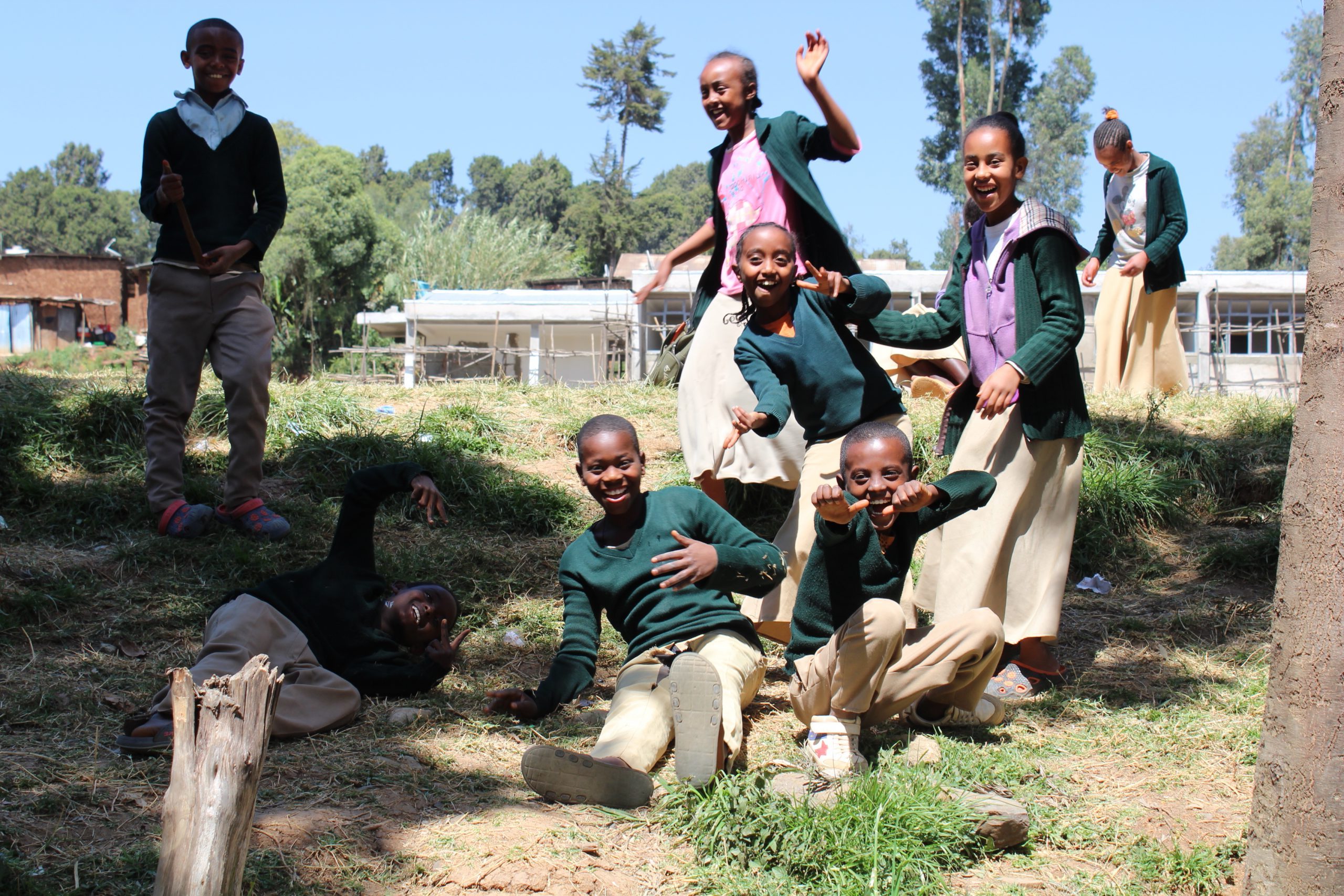 Een groep blije kinderen in Ethiopië.