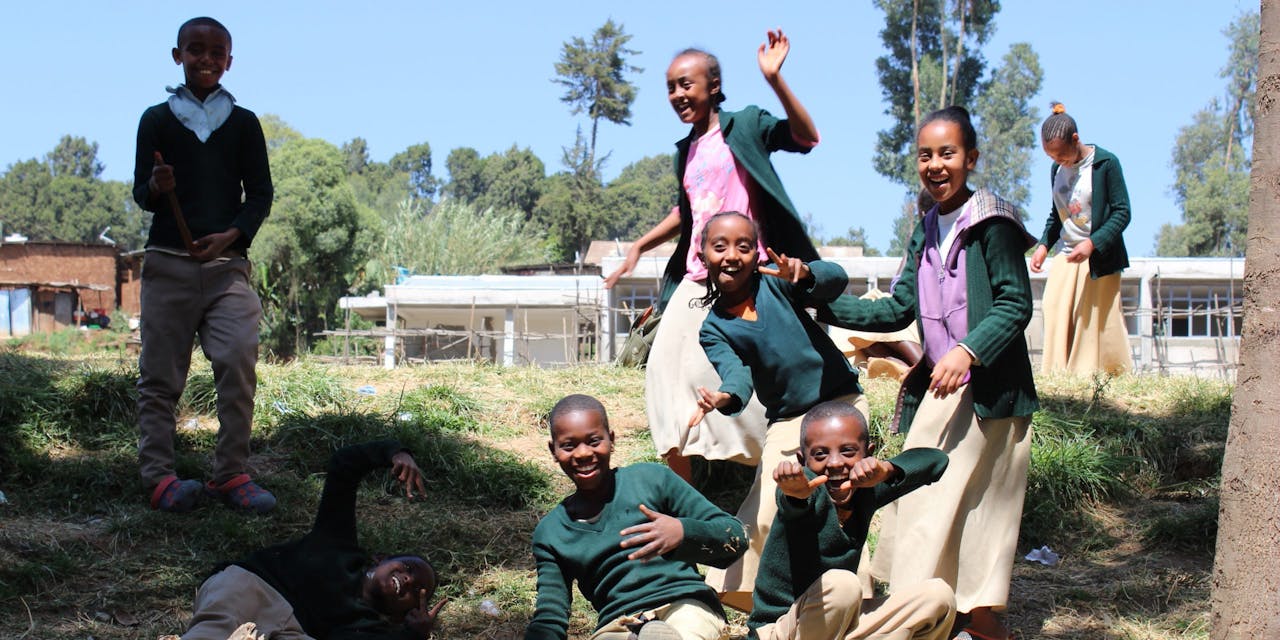 Een groep blije kinderen in Ethiopië.
