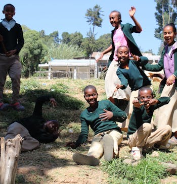 Een groep blije kinderen in Ethiopië.