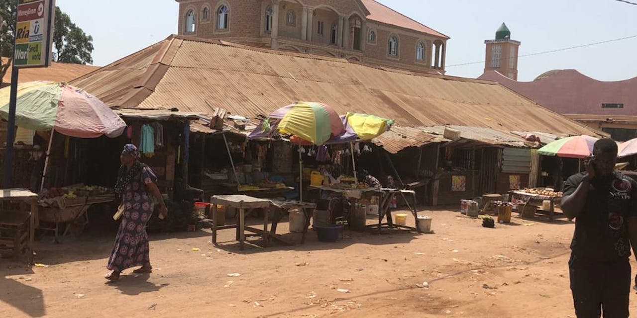 De buitenkant van een markthal in Gambia.