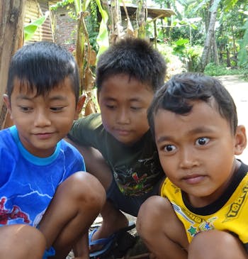 Drie kinderen in Indonesië.
