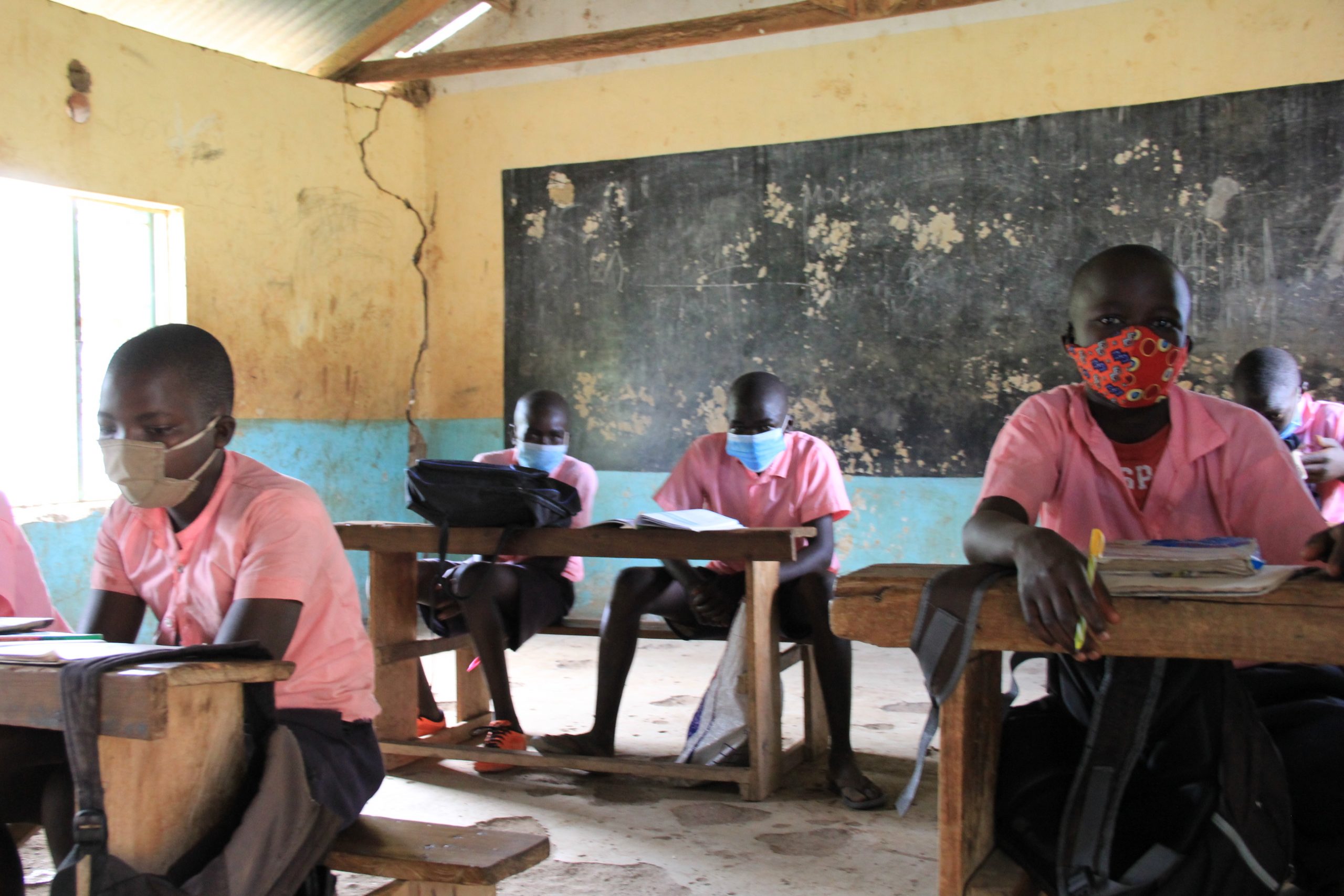 Kinderen met mondkapjes zitten in een klaslokaal in Kenia.