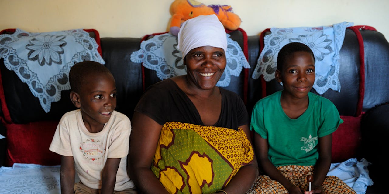 Een vrouw met 2 kinderen in Tanzania.