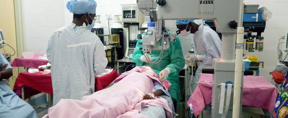 Een oogarts tijdens een operatie in Malawi