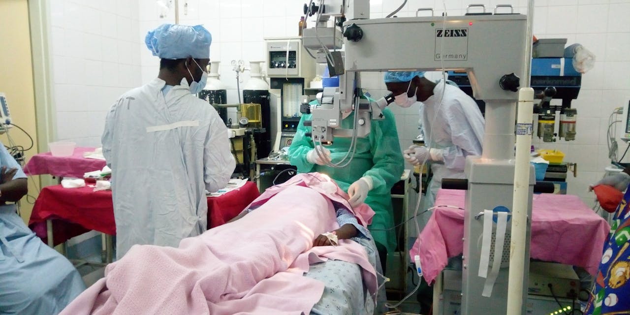 Een oogarts tijdens een operatie in Malawi
