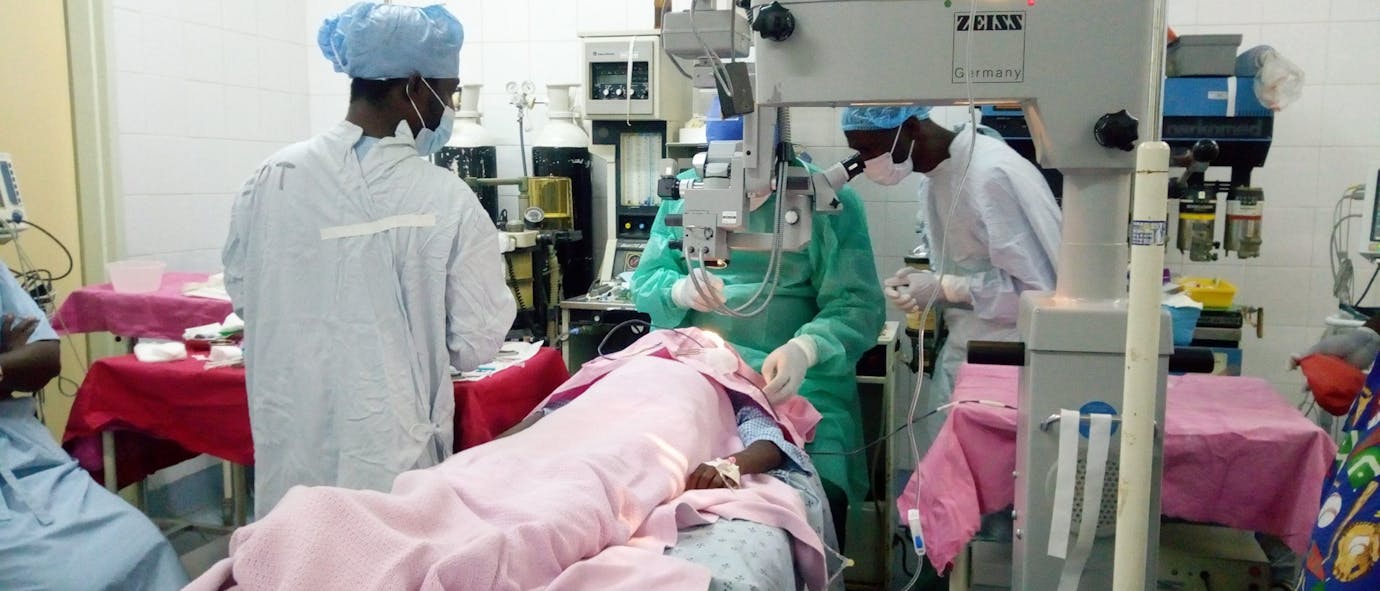 Een oogarts tijdens een operatie in Malawi