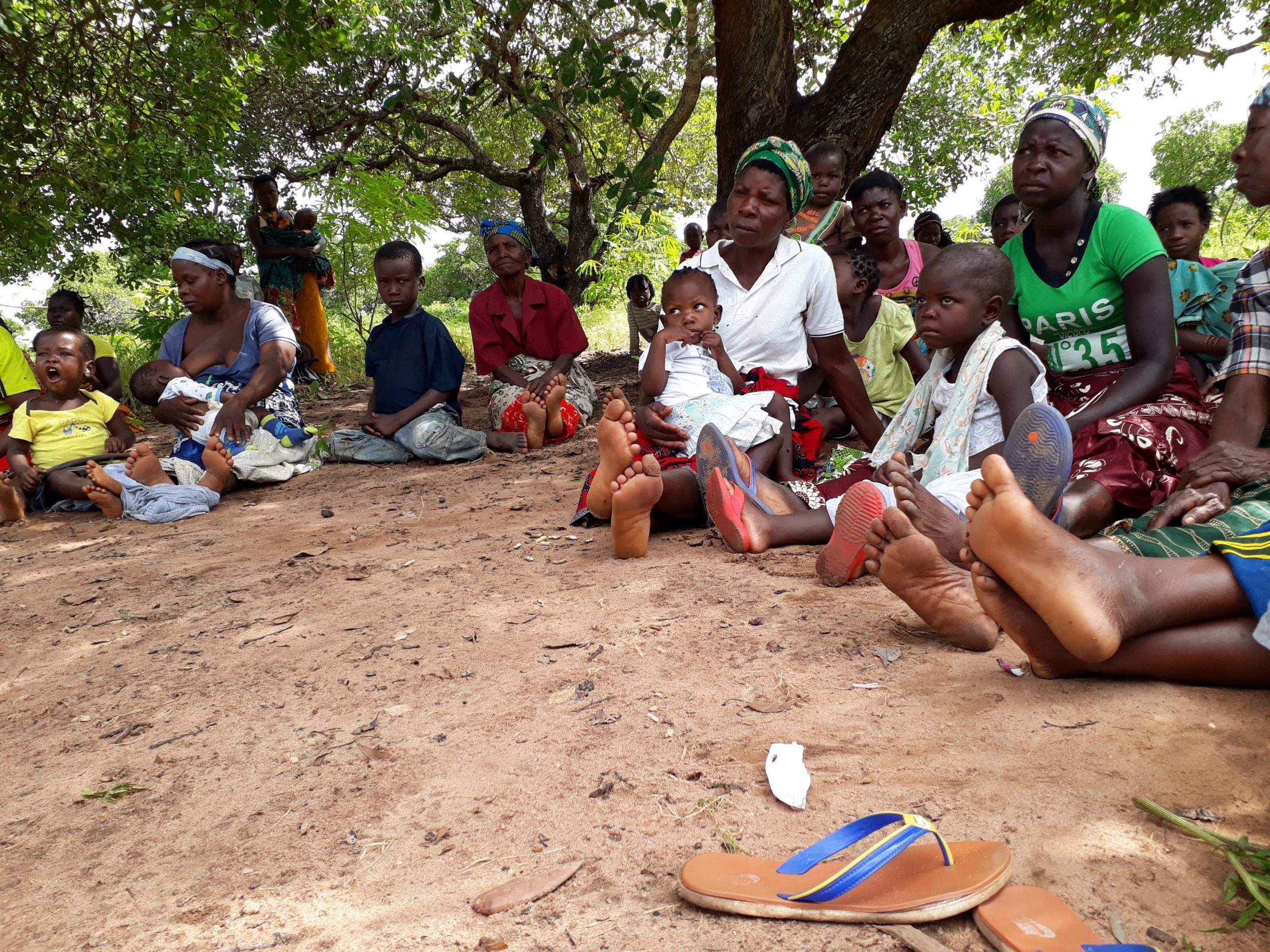 Een groep vrouwen wacht in een rij op zorg in Mozambique.