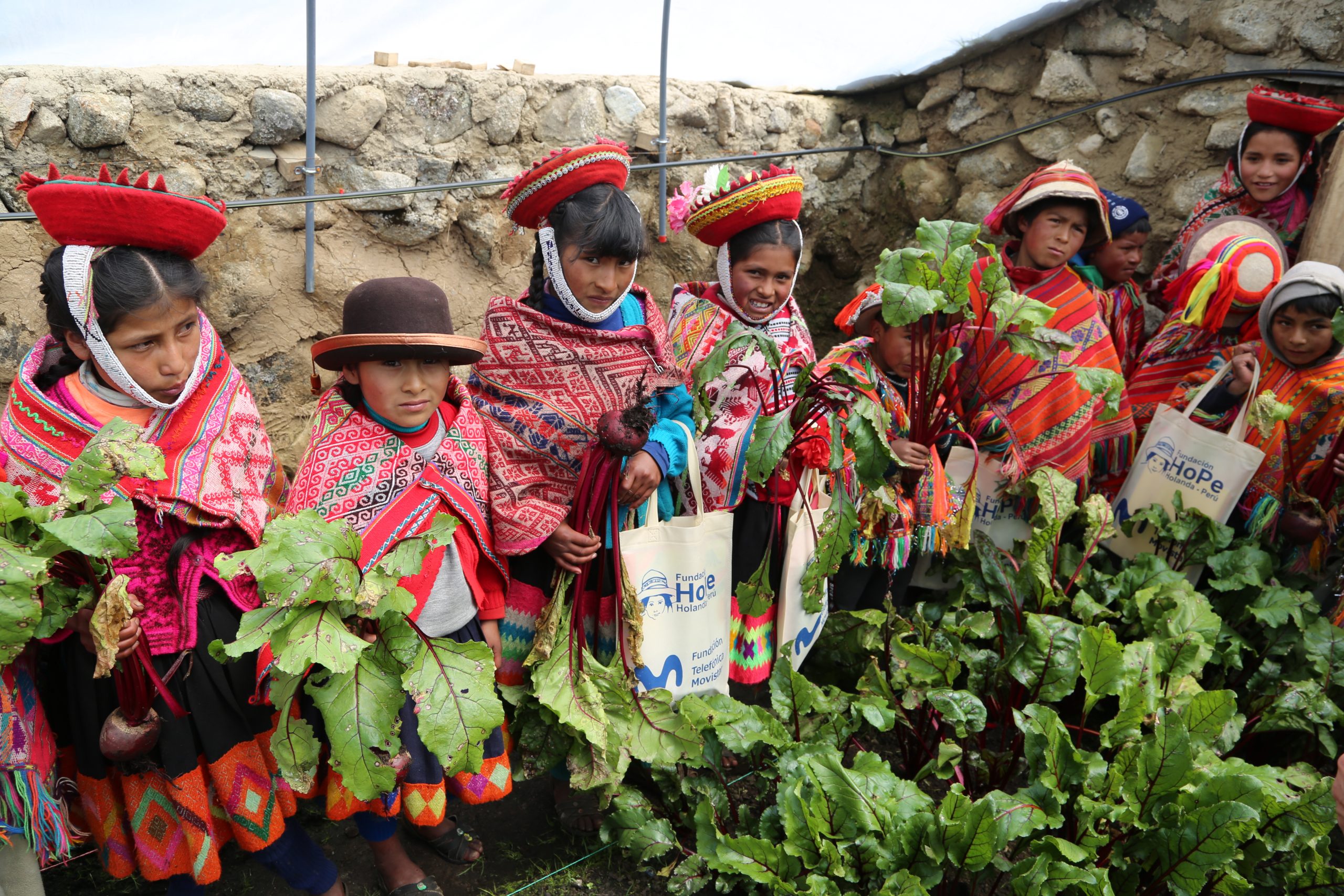 Basisschoolleerlingen in Peru met hun zelfgekweekte groenten.