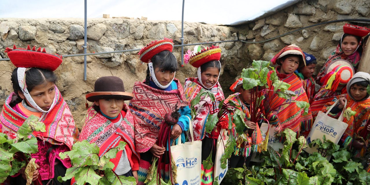Basisschoolleerlingen in Peru met hun zelfgekweekte groenten.
