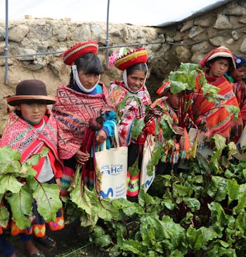 Basisschoolleerlingen in Peru met hun zelfgekweekte groenten.