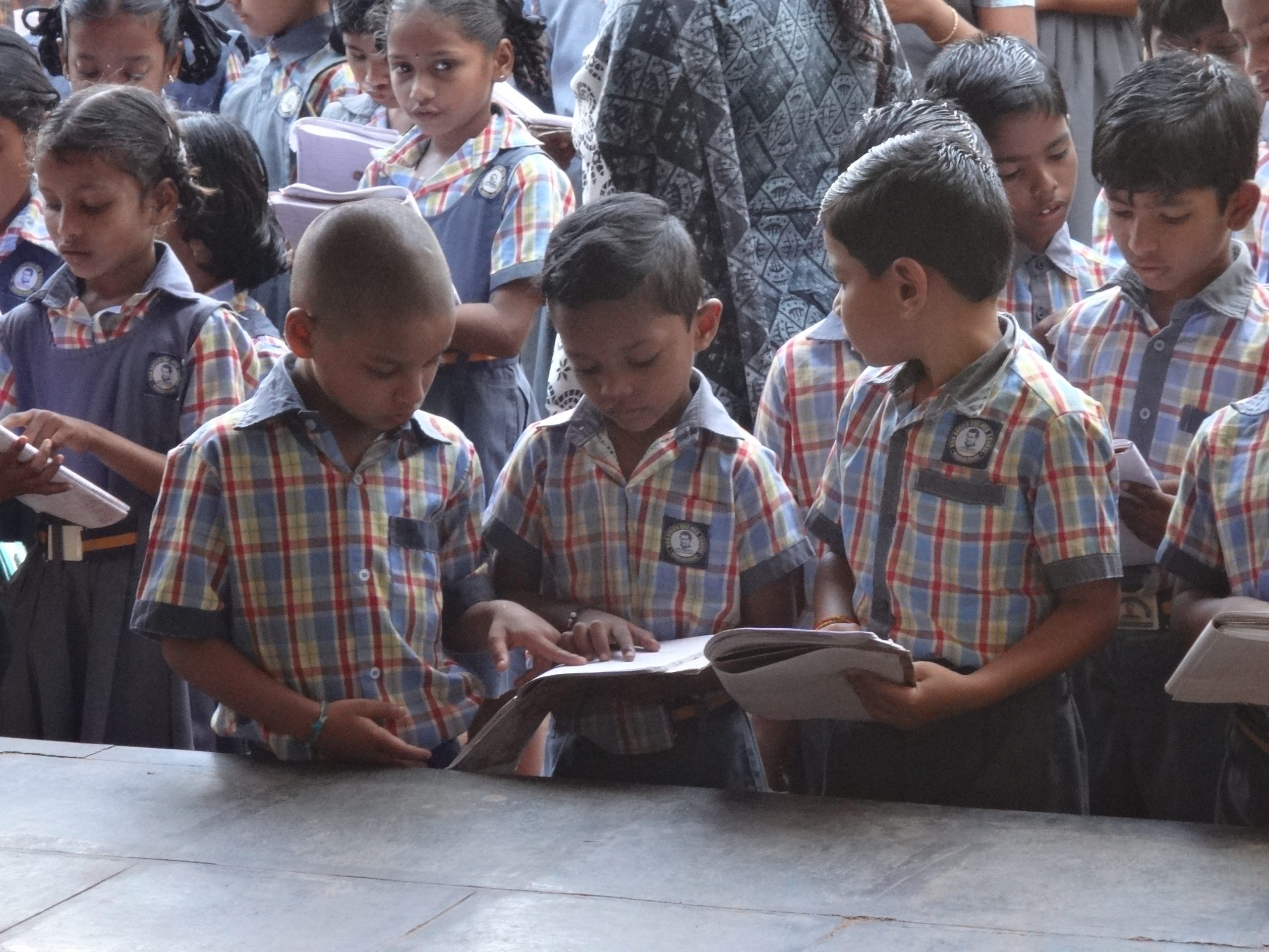Vier schoolkinderen in India op hun schoolplein.