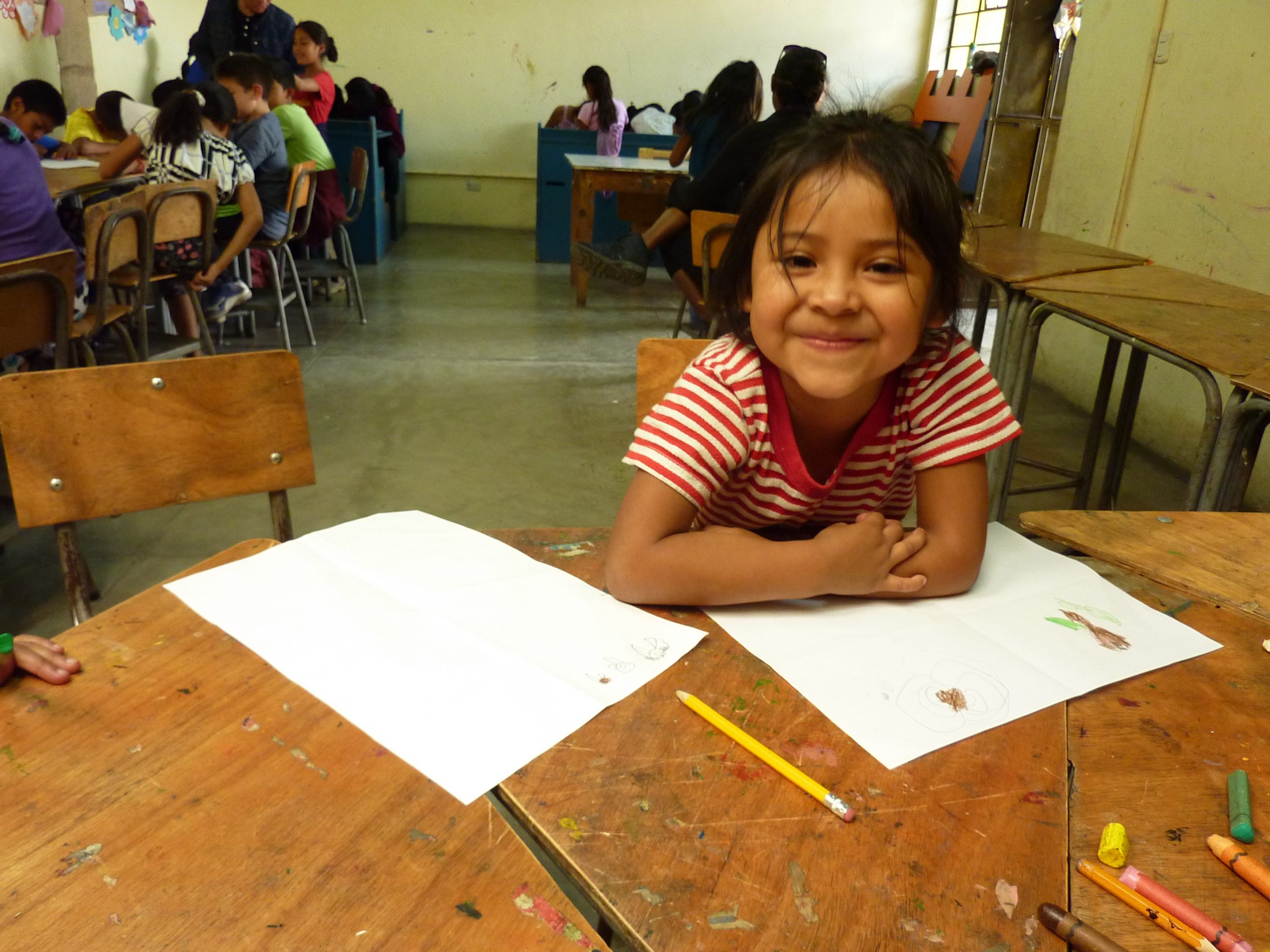 Een meisje in haar klaslokaal in Guatemala.