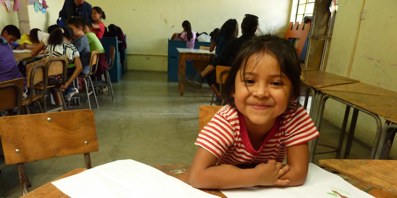 Een meisje in haar klaslokaal in Guatemala.