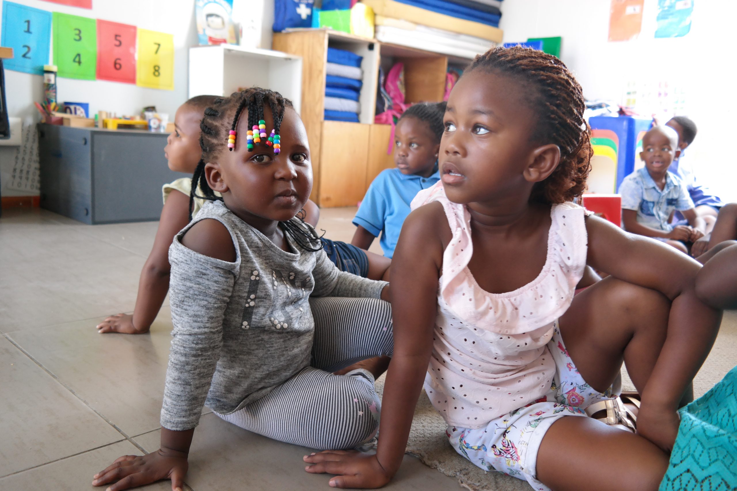 Twee meisjes met een beperking in hun klaslokaal in Zuid-Afrika.