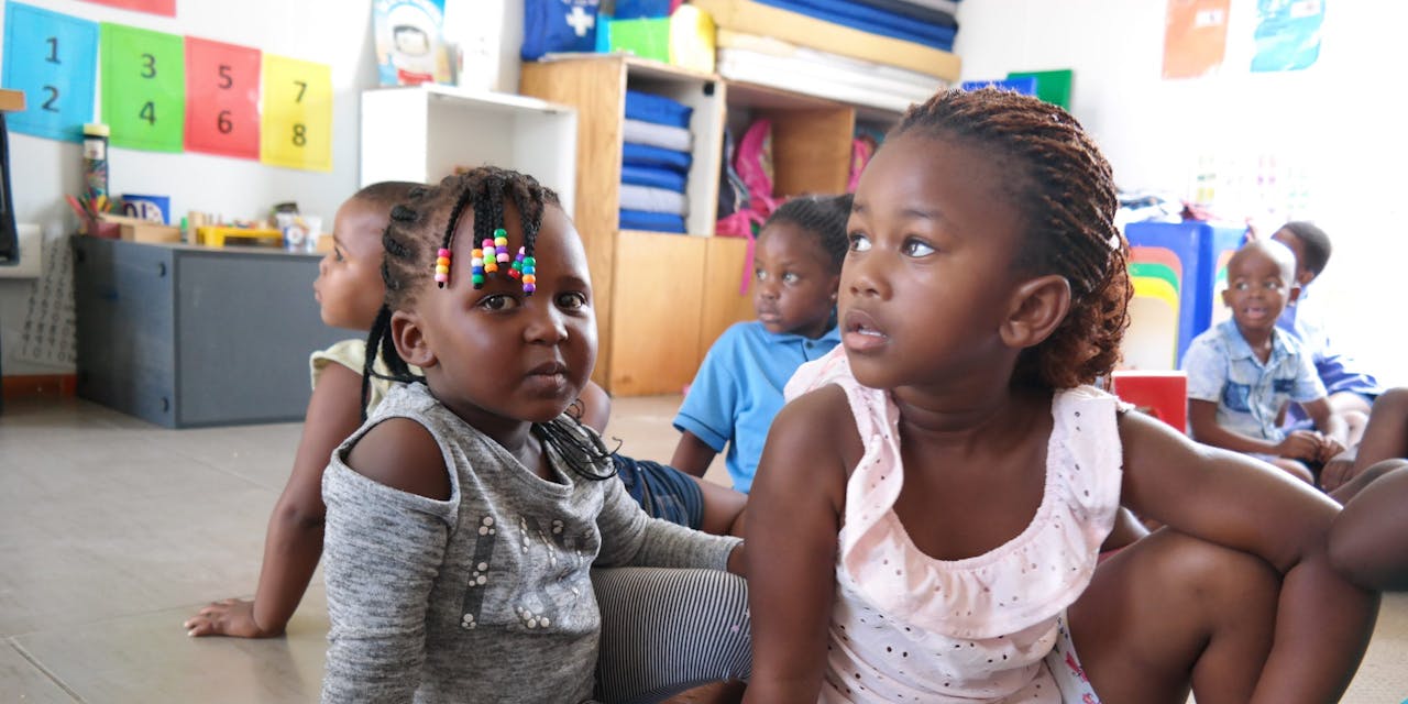 Twee meisjes met een beperking in hun klaslokaal in Zuid-Afrika.