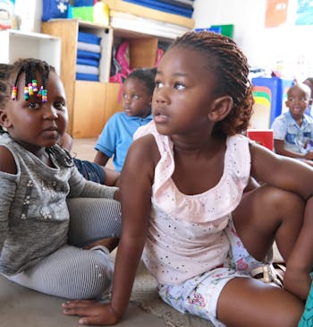 Twee meisjes met een beperking in hun klaslokaal in Zuid-Afrika.