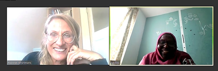 Yvonne Heselmans via Zoom in gesprek met Mekka Abdelgabar.
