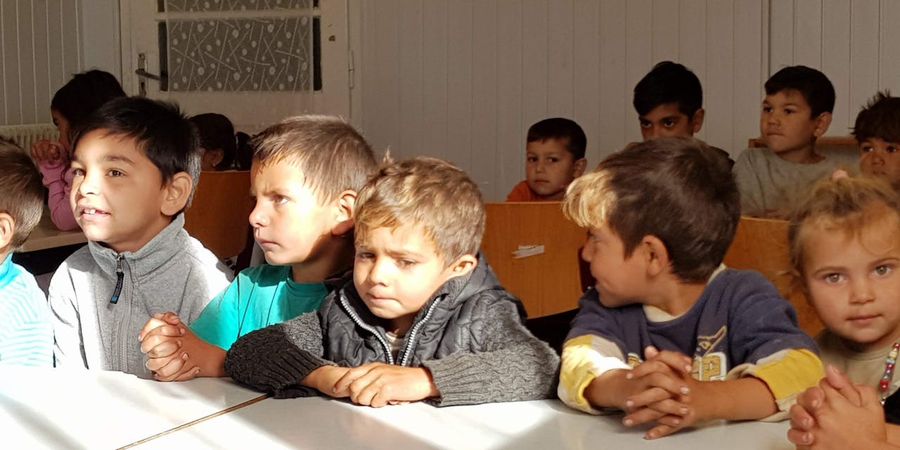 Een groep kleuters op school in Oekraïne