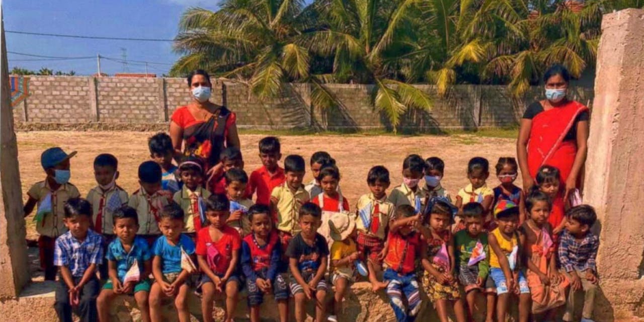 Een klassenfoto van een kleuterschool in Sri Lanka.