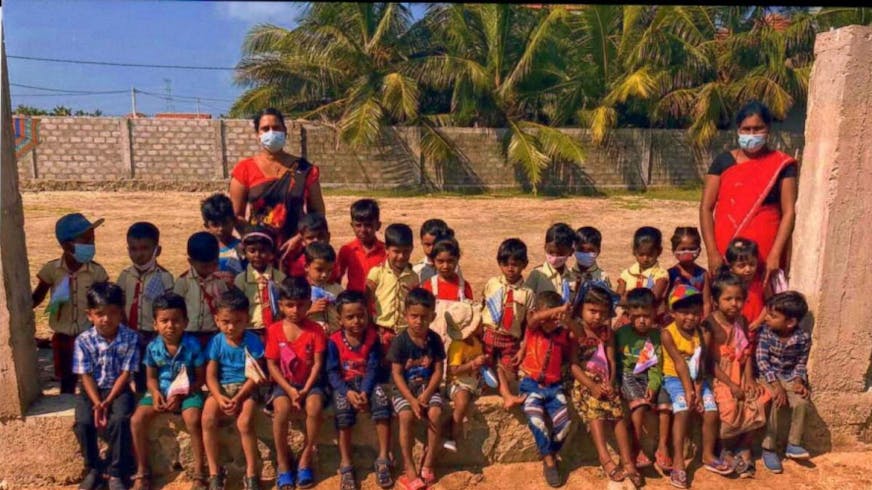 Een klassenfoto van een kleuterschool in Sri Lanka.