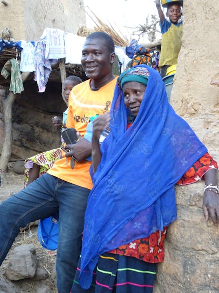 Saïdou Temé met zijn moeder in Yendouma