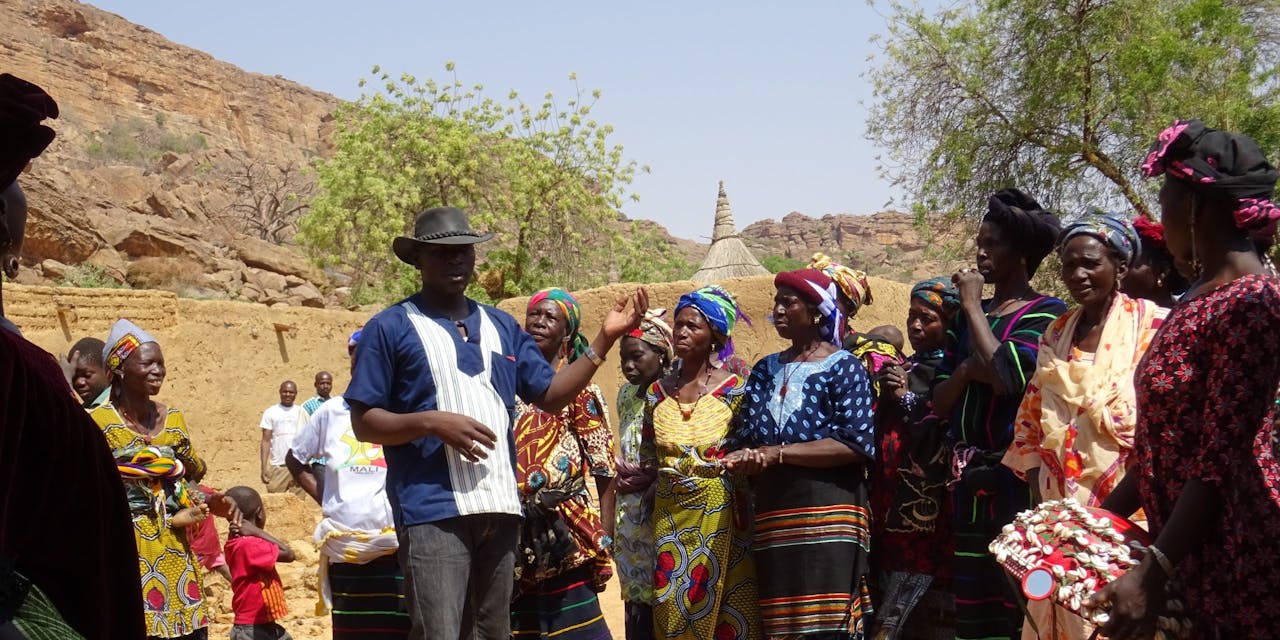 Saïdou met een groep vrouwen in Mali