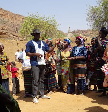 Saïdou met een groep vrouwen in Mali