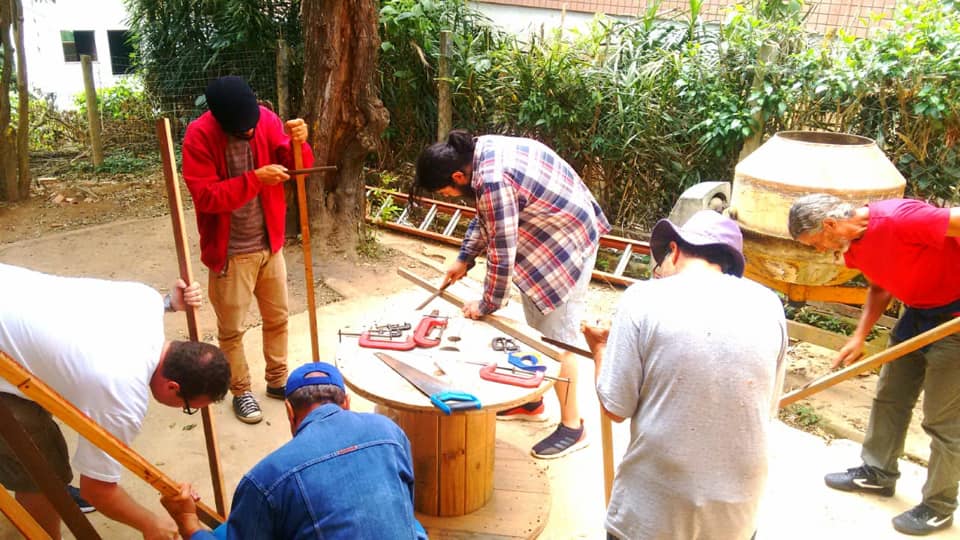 Ouders maken meubels in Brazilië.