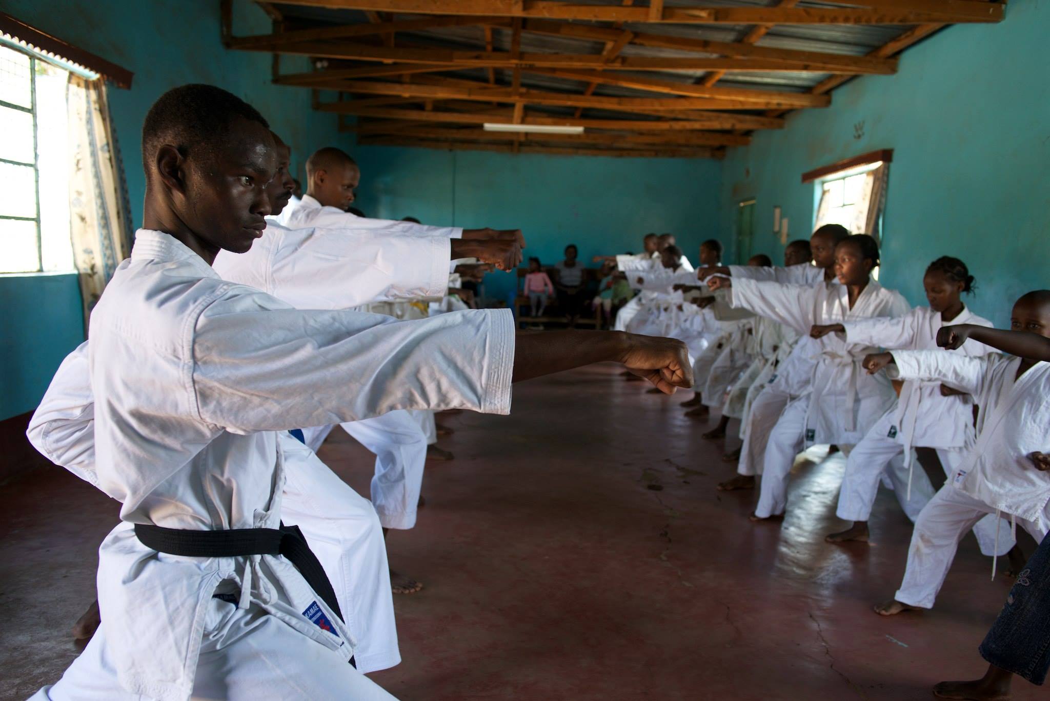 Een groep studenten krijgt karateles in kenia.