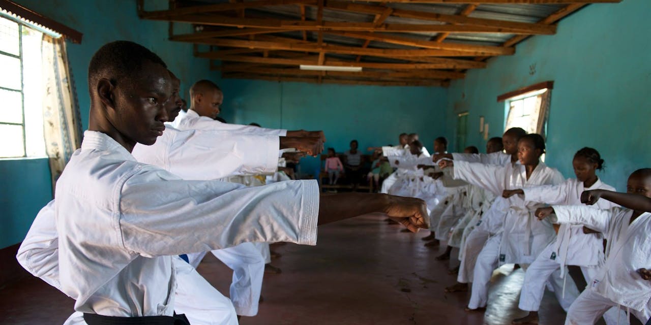Een groep studenten krijgt karateles in kenia.