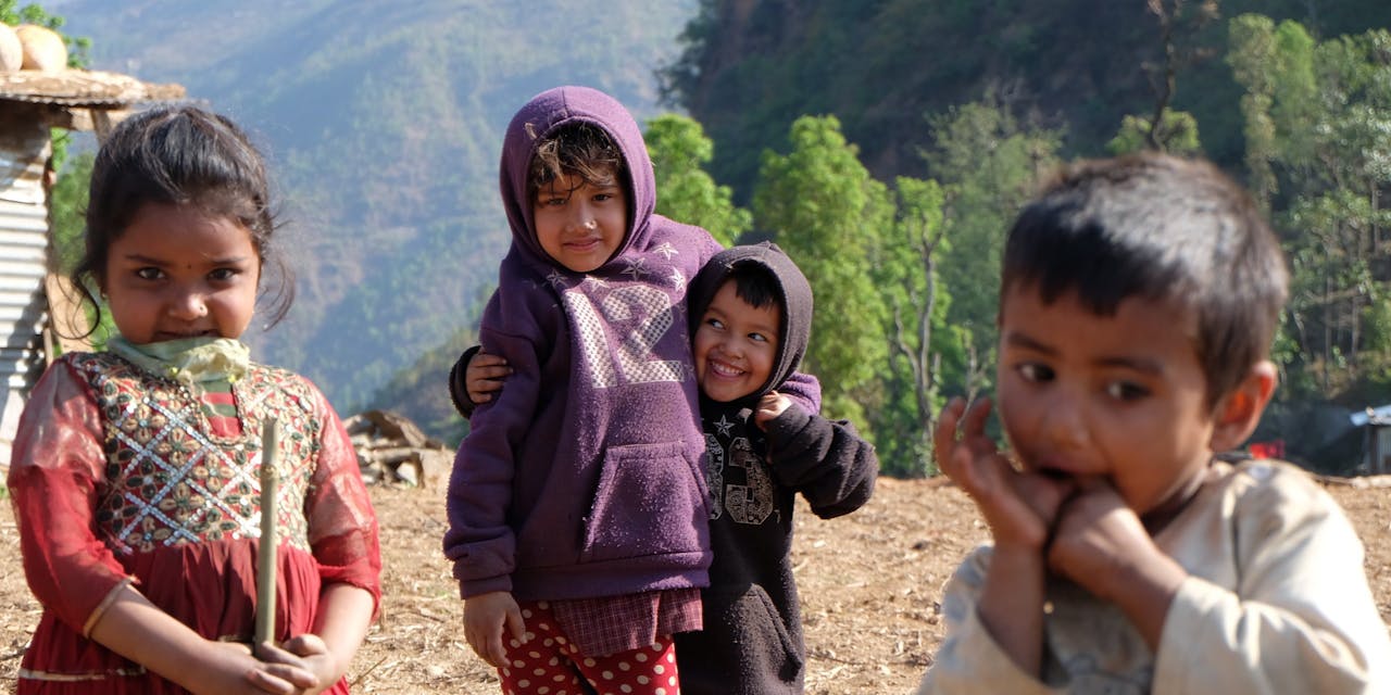 Vier kleine kinderen in Nepal.