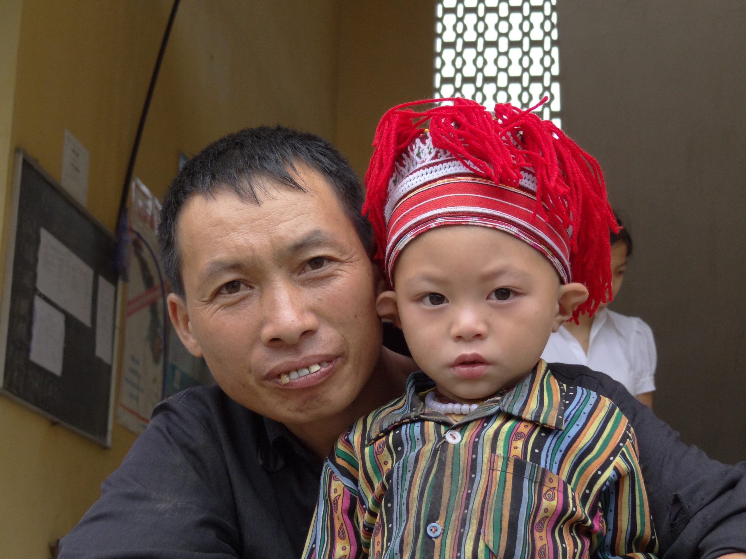 Een vader met zijn zoon in Vietnam