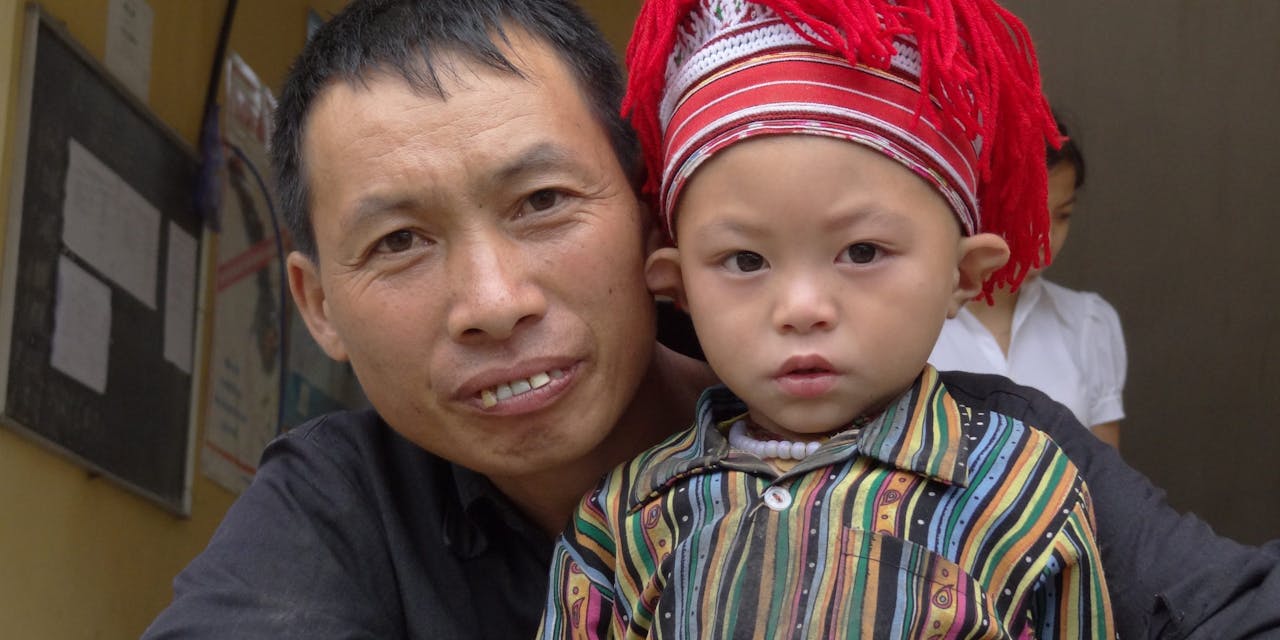 Een vader met zijn zoon in Vietnam