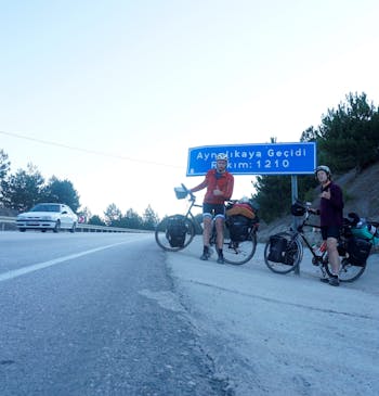 Sam Gijbels en Max Luijten fietsen met hun actie ‘Biking for the Barrios’ van Maastricht naar Hong Kong.