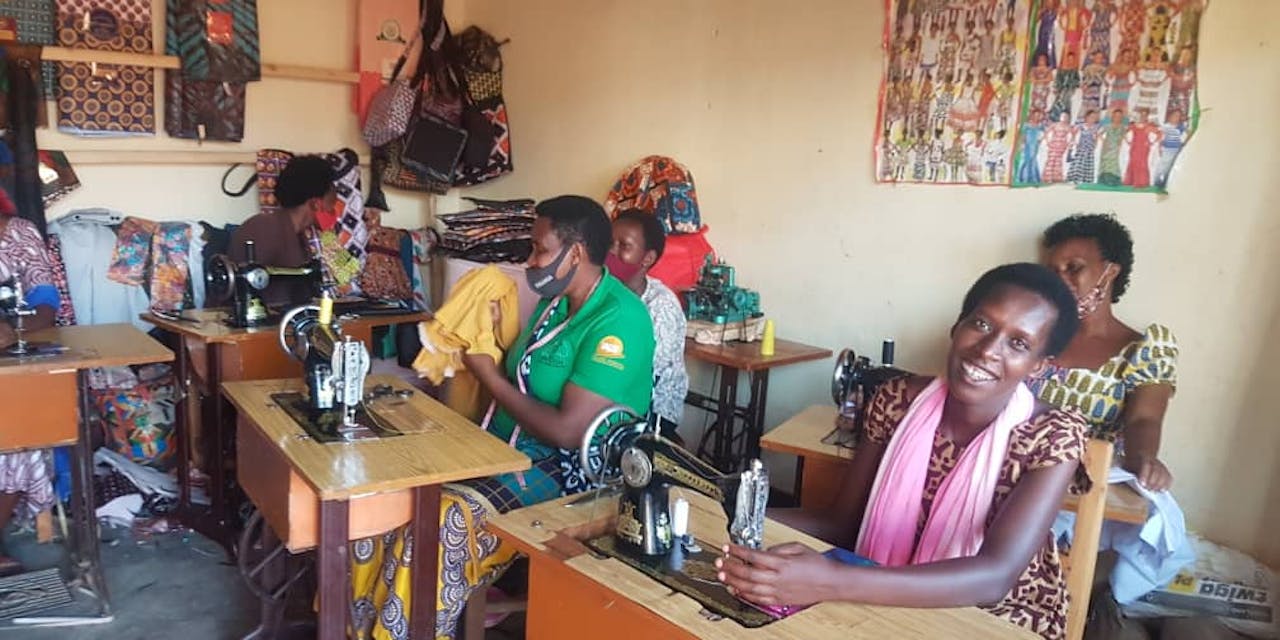 Een groep vrouwen krijgt naailes in Rwanda.