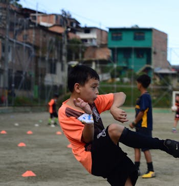 Een jongetje schiet een bal in Colombia.