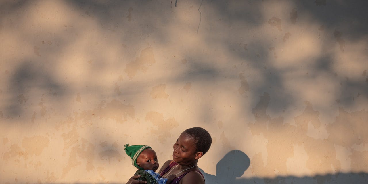 Een vrouw met haar baby op de arm in Malawi.