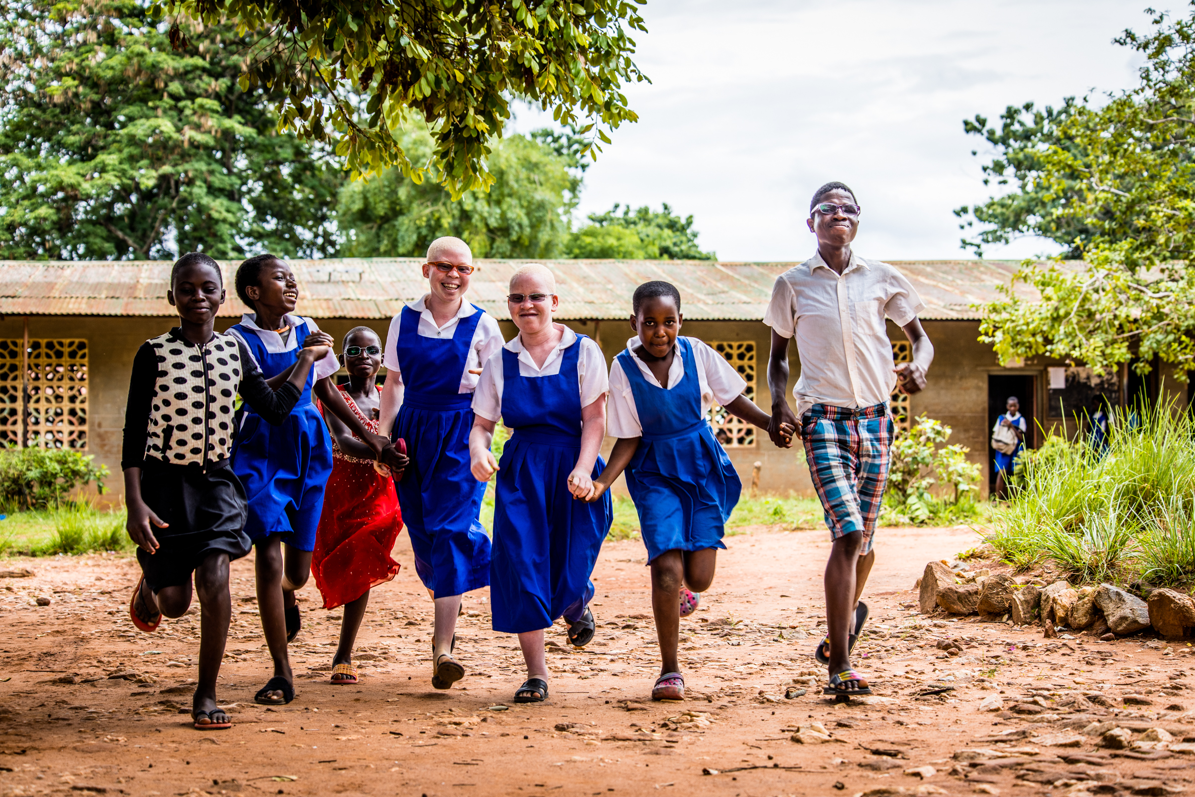 Een groep kinderen met een bril rent.
