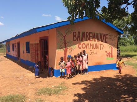Een gerenoveerd schoolgebouw in Ghana.