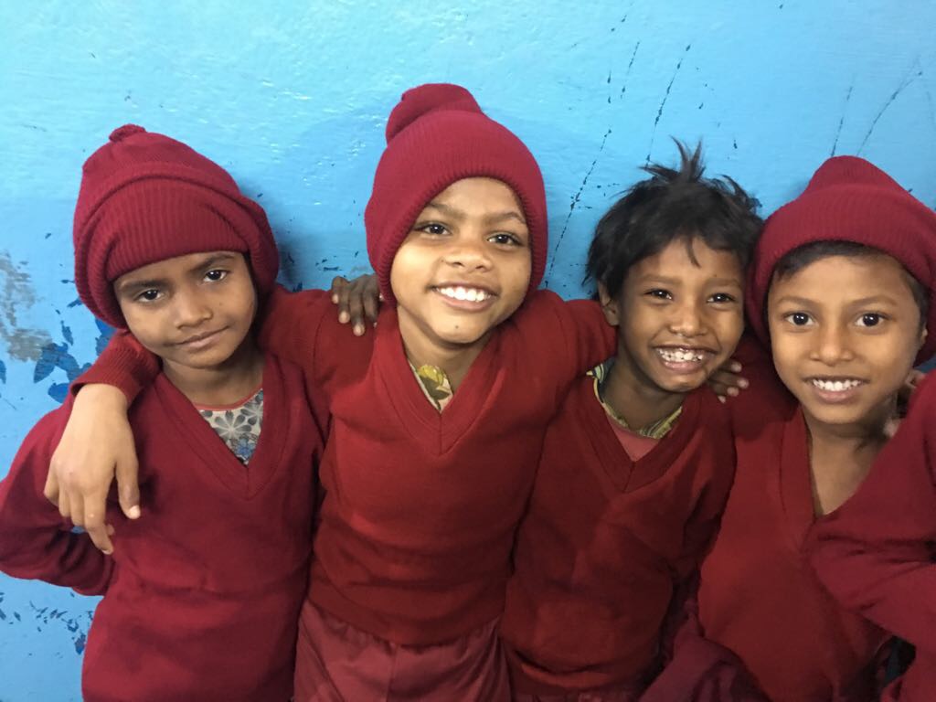 4 kinderen in schooluniform in India.