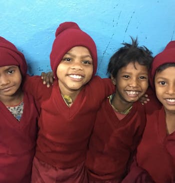 4 kinderen in schooluniform in India.