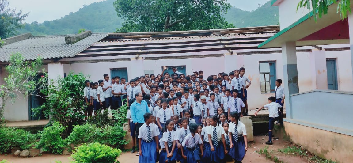 Een klas met kinderen voor hun school in India