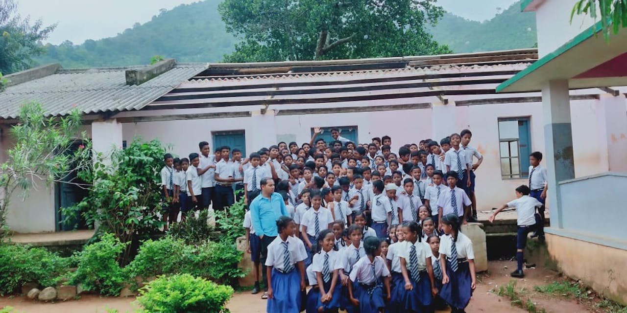 Een klas met kinderen voor hun school in India