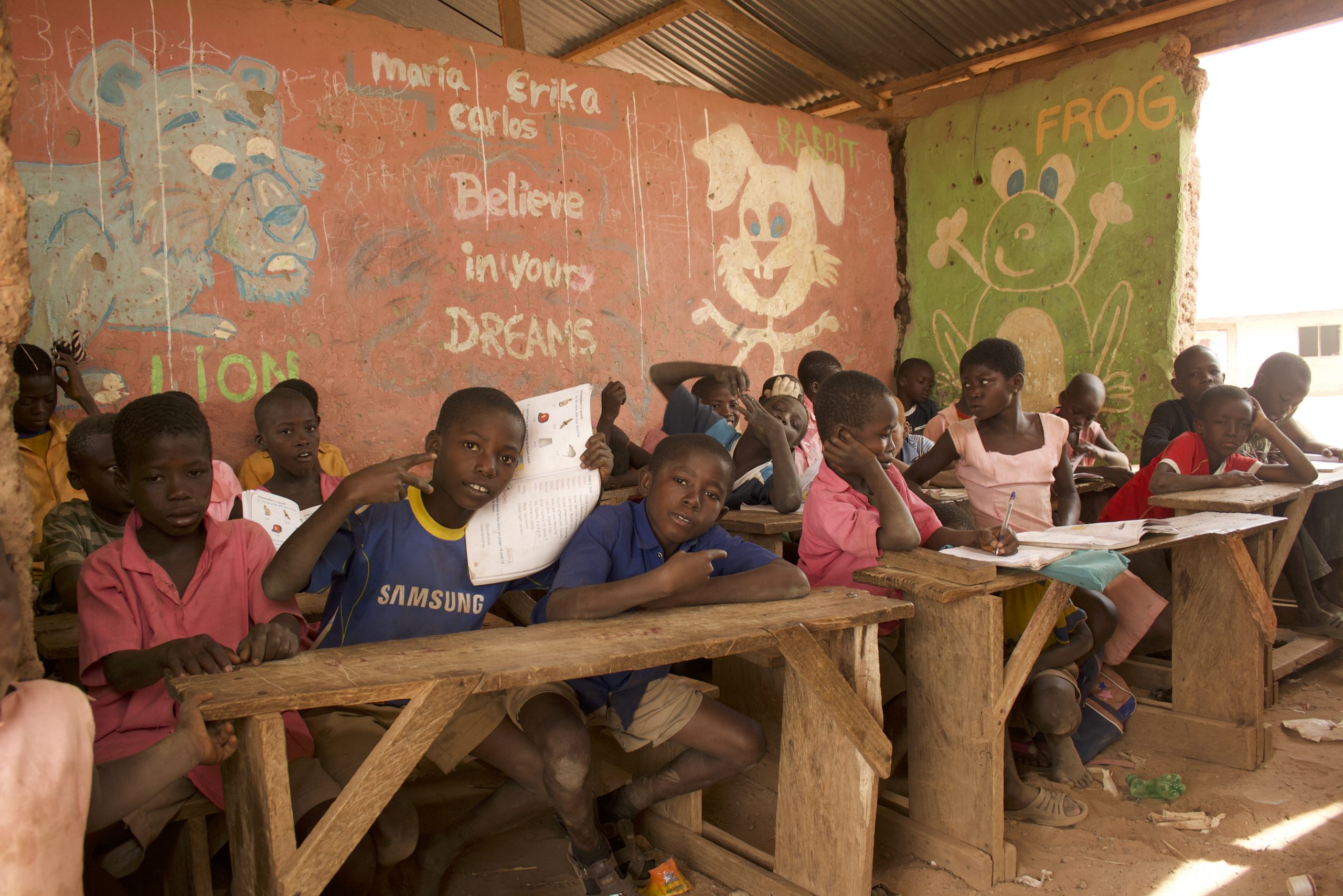 Kinderen in hun klaslokaal in Ghana.