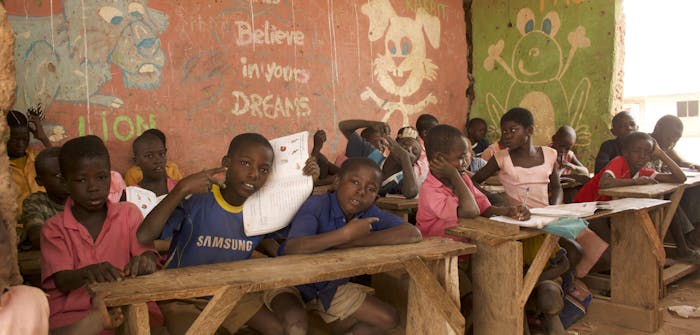 Kinderen in hun klaslokaal in Ghana.